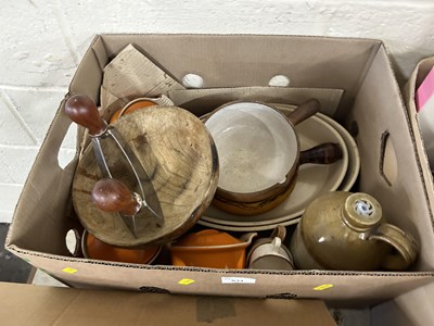 Lot 831 - Box of various assorted kitchen wares