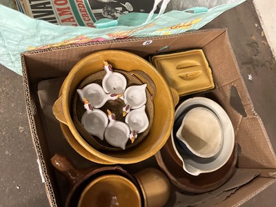 Lot 841 - Box of assorted kitchen wares