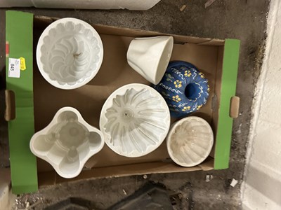 Lot 845 - Box of various ceramic jelly moulds