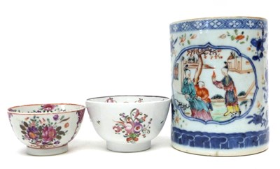 Lot 6 - 18th century Chinese export porcelain mug with...