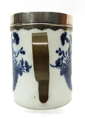 Lot 19 - 18th century Chinese export tankard with blue...