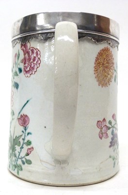 Lot 25 - 18th century Chinese porcelain tankard with...