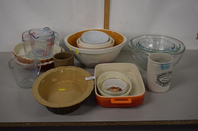 Lot 141 - Quantity of various mixing bowls, kitchen...