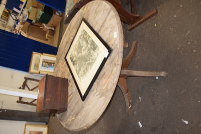 Lot 785 - A round pine table