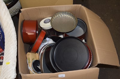 Lot 795 - Box of assorted kitchen and bake ware