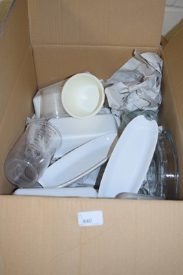 Lot 840 - Box of assorted kitchen wares