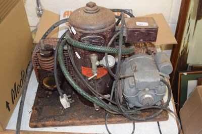 Lot 842 - An aerograph DeVilbiss spray finishing equipment