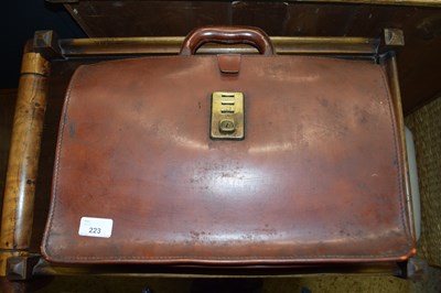 Lot 223 - Vintage leather Dr's type bag