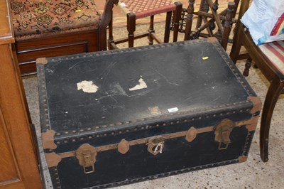 Lot 299 - Vintage steamer trunk