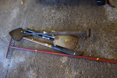 Lot 1056 - Mixed lot of various gardening hand tools,...