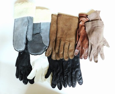 Lot 147 - A quantity of leather and other gloves to...