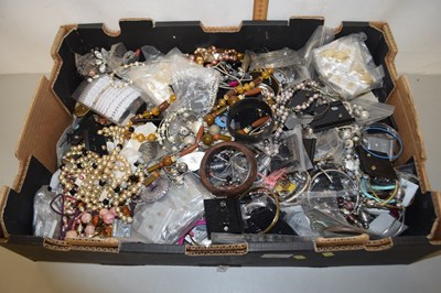 Lot 89 - A large box containing a quantity of jewellery