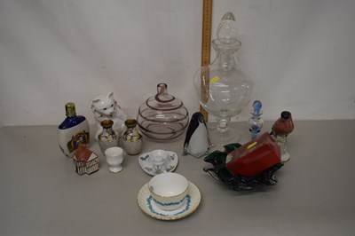 Lot 125 - A mixed lot of ceramics including a pottery...