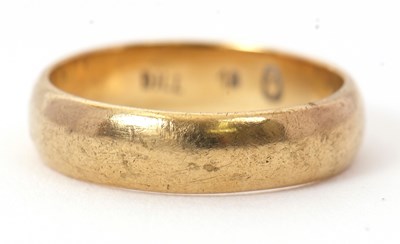 Lot 28 - A yellow metal ring, stamped '18', (tests as...