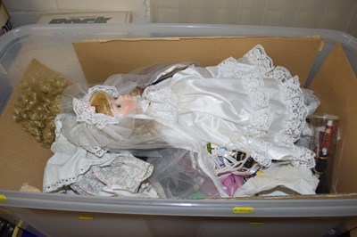 Lot 535 - Boxed quantity of assorted dolls