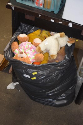 Lot 607 - Bag of cuddly toy animals etc