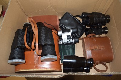 Lot 661 - Mixed box of assorted binoculars etc