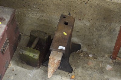 Lot 1029 - A cast iron anvil together with a weight