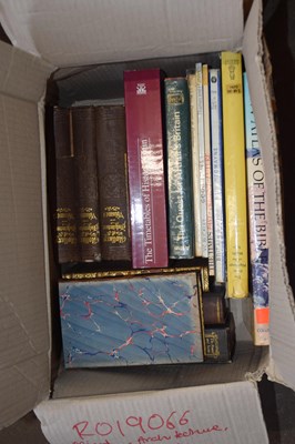 Lot 701 - Mixed box of books containing architecture,...