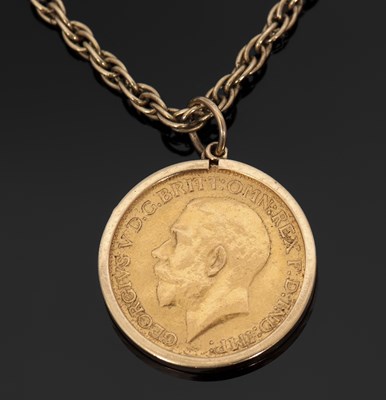 Lot 475 - A 1920 sovereign necklace, the sovereign in...