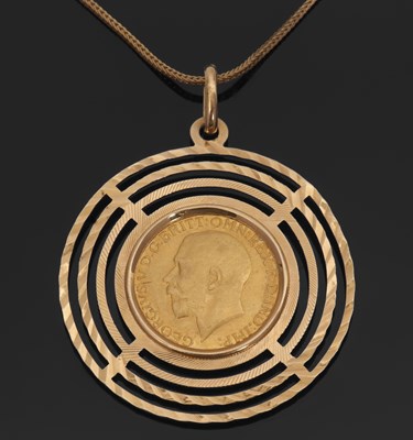 Lot 473 - A 1918 sovereign pendant necklace, the...