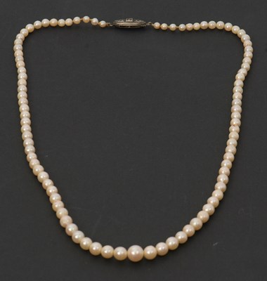 Lot 112 - A cultured pearl necklace, the round graduated...