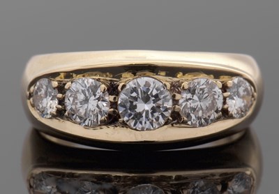 Lot 423 - A five stone diamond ring, the five graduated...