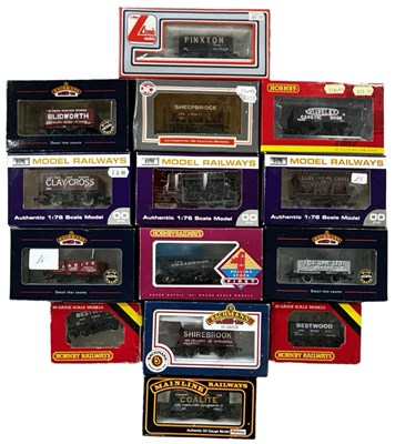 Lot 69 - A mixed lot of various boxed 00 gauge rolling...