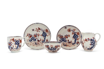 Lot 102 - A group of Lowestoft porcelain wares in the...