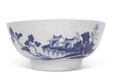 Lot 139 - An early Worcester porcelain bowl with blue...