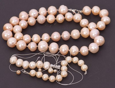 Lot 167 - A cultured pearl necklace and a quantity of...