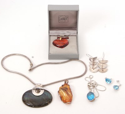 Lot 198 - A mixed lot of jewellery: to include a Lalique...