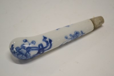 Lot 469 - An 18th Century porcelain knife handle with...