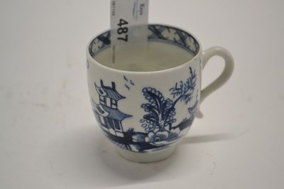 Lot 487 - A Lowestoft porcelain coffee cup with blue and...