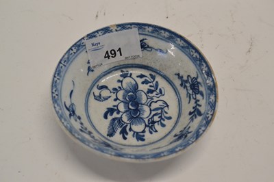 Lot 491 - A Bow porcelain patty pan with blue and white...