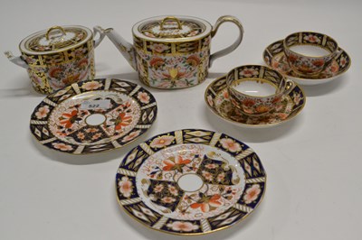 Lot 522 - A quantity of Royal Crown Derby tea wares in...