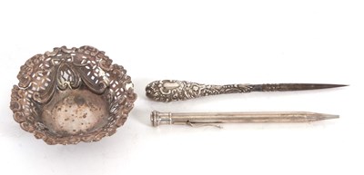 Lot 102 - Mixed Lot: A small Victorian silver bonbon...