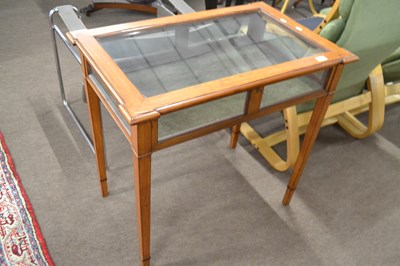 Lot 686 - An Edwardian bijouterie display table of...