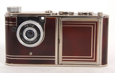 Lot 124 - A German "Petie" camera in original box with...