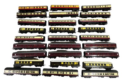 Lot 84 - A mixed lot of various 00 gauge coaches