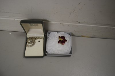 Lot 124 - BOX CONTAINING ENAMEL BROOCH AND FURTHER...