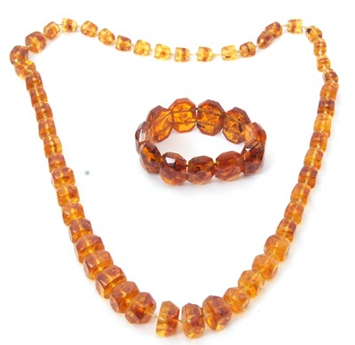 Lot 250 - An amber bead necklace and an amber bead...