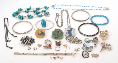 Lot 197 - A quantity of costume jewellery, to include a...