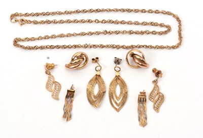 Lot 129 - A mixed lot of yellow metal jewellery; to...