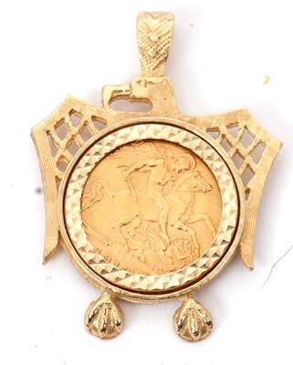 Lot 160 - A 1913 half sovereign pendant, the half...