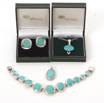 Lot 196 - A harlequin suite of silver and turquoise...