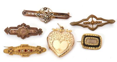 Lot 132 - Five assorted brooches and a heart locket: to...