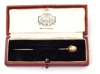 Lot 86 - A 'pearl' stick pin, the oval 'pearl', approx....