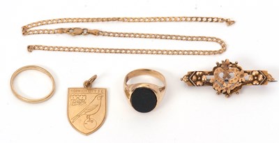 Lot 135 - A mixed lot of 9ct jewellery: to include an...