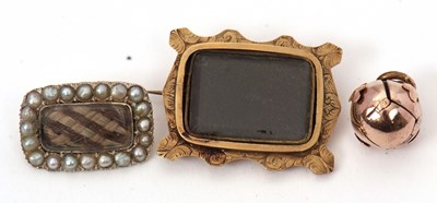 Lot 148 - Two keepsake brooches and a Masonic pendant:...